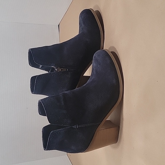 Reaction by Kenneth Cole "Kite Fly" Navy Blue Suede Booties, Size 8 - Picture 4 of 8